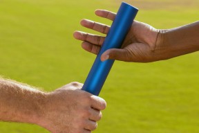 九游官网下载电脑版-德甲中场密集包夹，压制对手核心球员，德甲的球场